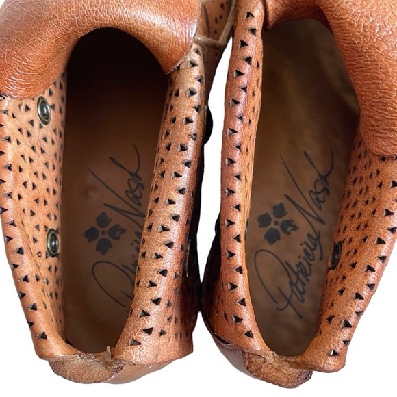 Patricia Nash Sabrina Perforated Ankle Booties Womens Size 7 Tan Foldover Cuffed - Picture 9 of 12